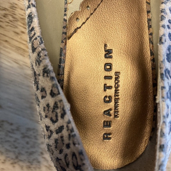 Lovely Kenneth Cole Reaction leopard print, peep toe, wood stacked heels - Picture 6 of 9
